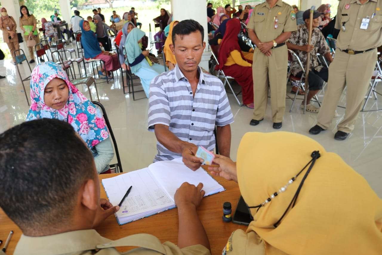 Warga Desa Keser menerima pengembalian uang iuran. (Foto: Humas Kab Blora)