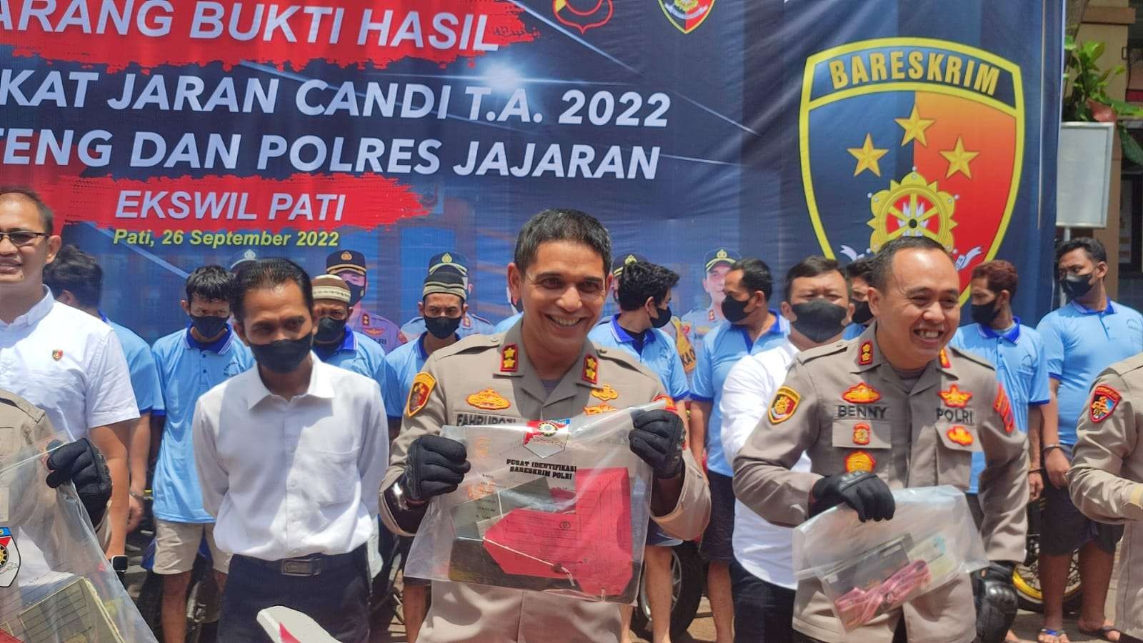 AKBP Fahrurrozi menunjukkan barang bukti curanmor saat gelar eks-Polwil Pati di Mapolres Pati (Humas Polres Blora)