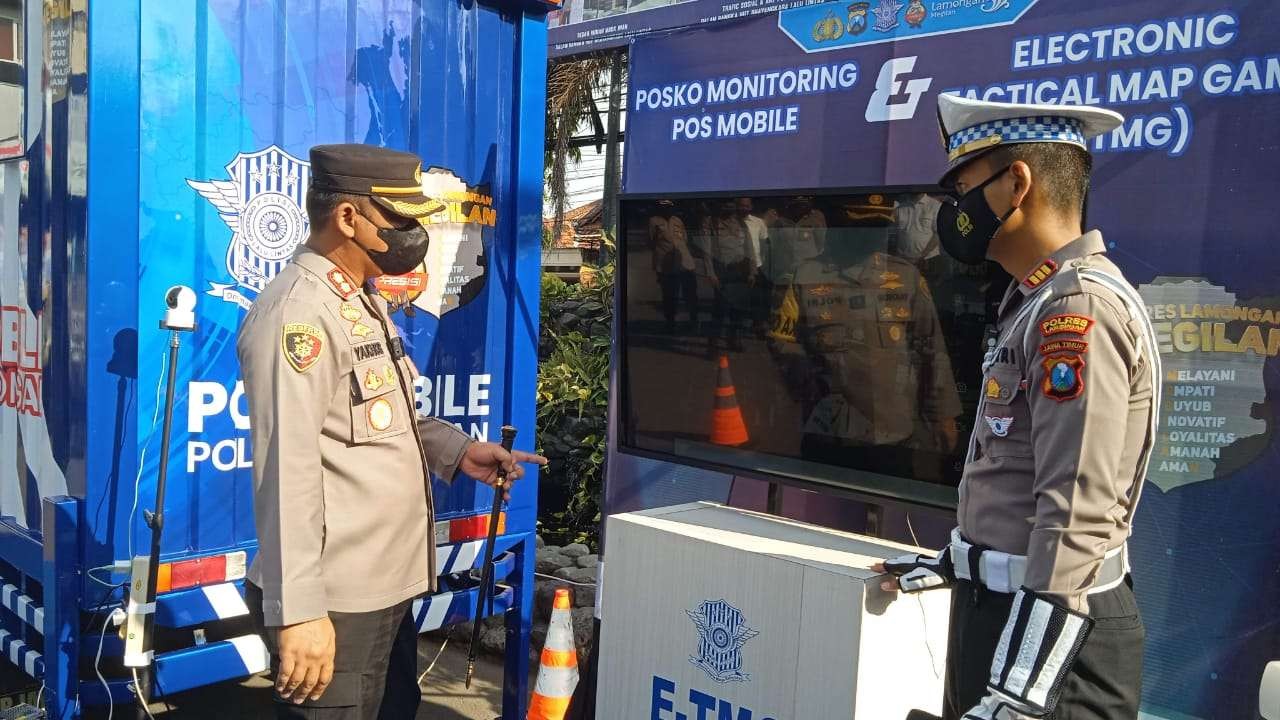 Kapolres Lamongan AKBP Yakhob Sylvana Delareskha didampingi Kasatlantas AKP Aristianto Budi Sutrisno sedang  memeriksa pos mobile. (Foto: Imron Rosidi/Ngopibareng.id)