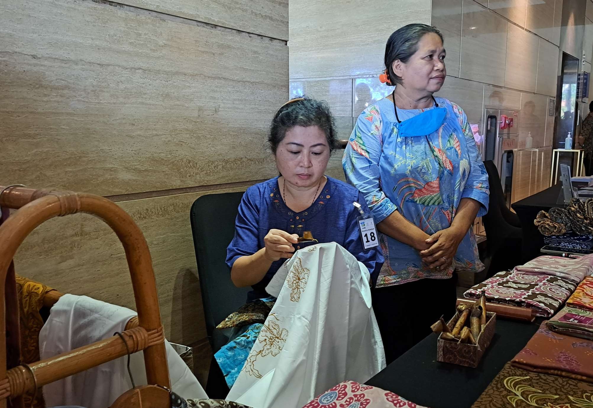 Salah satu UMKM batik di Surabaya yang menunjukkan hasil karyanya pada pameran batik di One East. (Foto: Pita Sari/Ngopibareng.id)