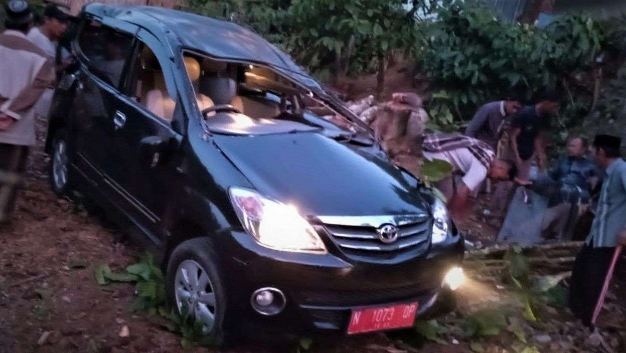 Mobil Avanza yang dinaiki Aliwafa, komisioner KPU Kabupaten Probolinggo mengalami kecelakaan di Kecamatan Sumber. (Foto: KPU Kabupaten Probolinggo)