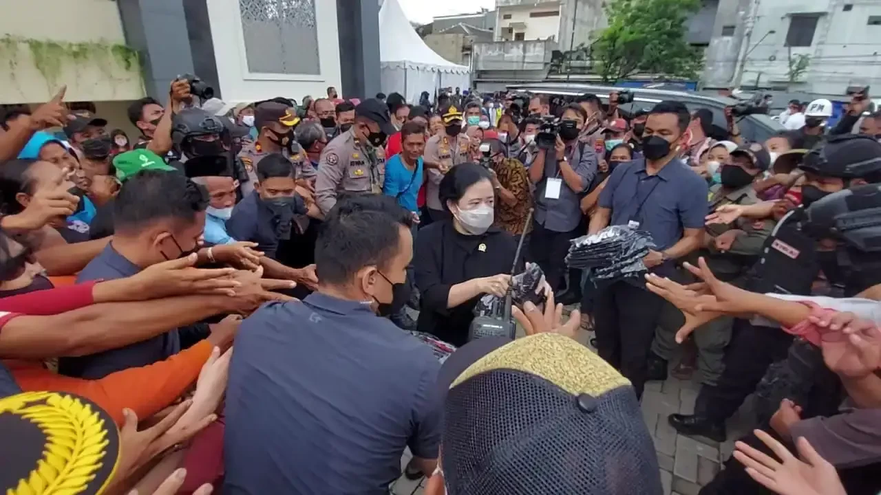 Ekspresi Ketua DPR RI Puan Maharani bagi-bagi kaos jadi sorotan netizen. (Foto: Dokumentasi Joglosemar)