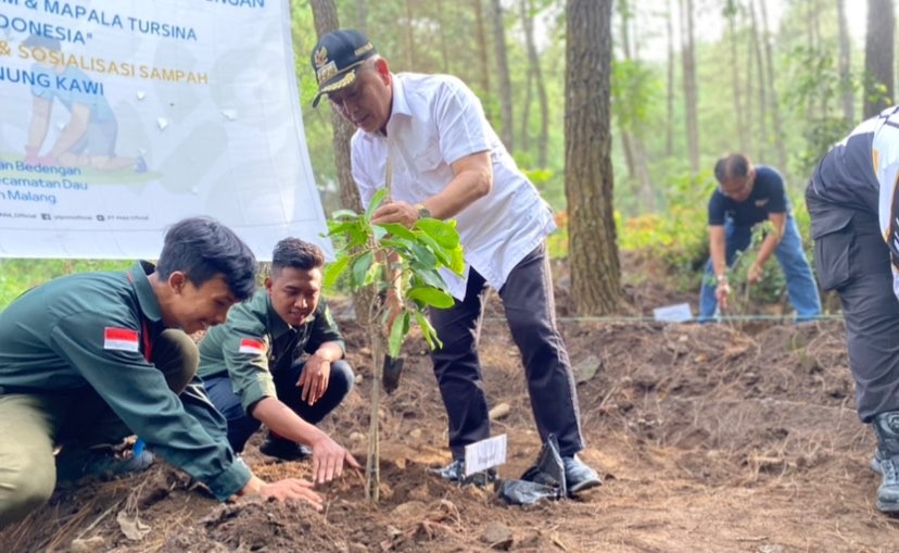 Bupati Malang, Sanusi ketika melakukan penanaman pohon di Hutan Lereng Gunung Kawi, Malang. (Foto: Lalu Theo/Ngopibareng.id)