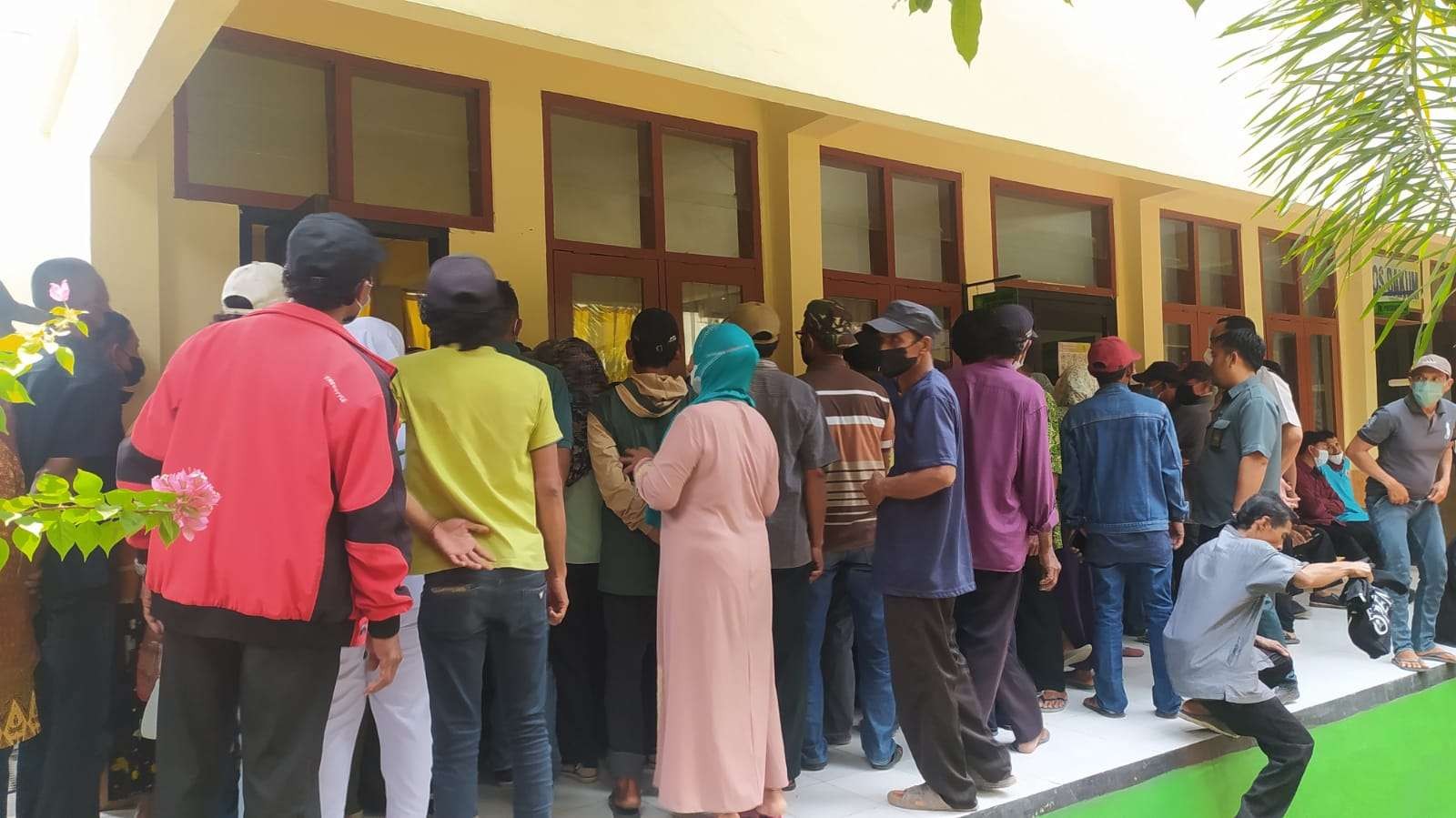 Warga Desa Kadungrembug, Kecamatan Sukodadi di PN Lamongan (Foto: Imron Rosidi/Ngopiibareng.id)