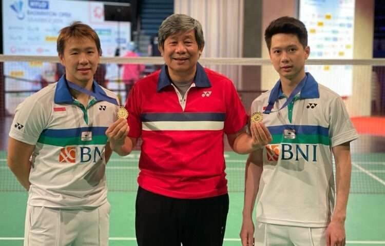 Pelatih ganda putra Indonesia Herry IP berpose bersama Marcus Fernaldi Gideon (kiri) dan Kevin Sanjaya Sukamuljo setelah Minions menjadi juara Hylo Open, Jerman 2021. (Foto: Instagram @Herry IP)