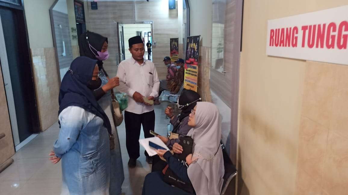 Sejumlah wali murid MIN 1 Banyuwangi datang ke Polres Banyuwangi untuk melaporkan dugaan penggelapan  uang iuran (foto: Muh Hujaini/Ngopibareng.id)