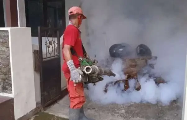 Dinas Kesehatan Bondowoso melakukan fogging guna memberantas nyamuk Aedes Aegypti penyebab penyakit DBD. (Foto: Guido Saphan/Ngopibareng.id)