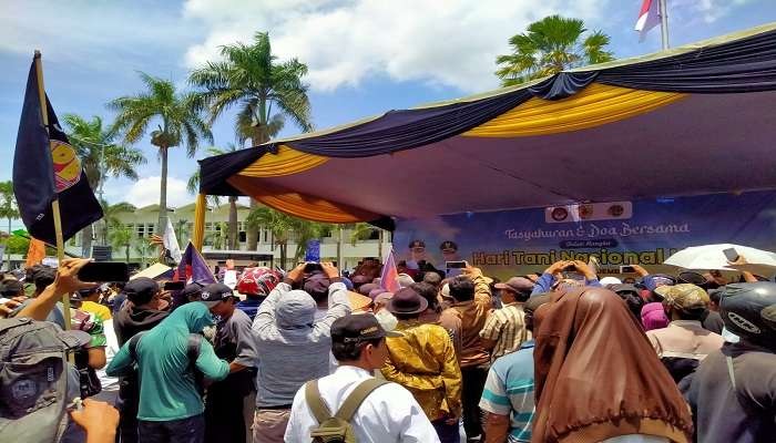 Ribuan petani Jember yang tergabung dalam Serikat Tani Independen (Sekti) menggelar tasyakuran dan orasi di Depan Kantor Bupati Jember. (Foto: Rusdi/Ngopibareng.id)