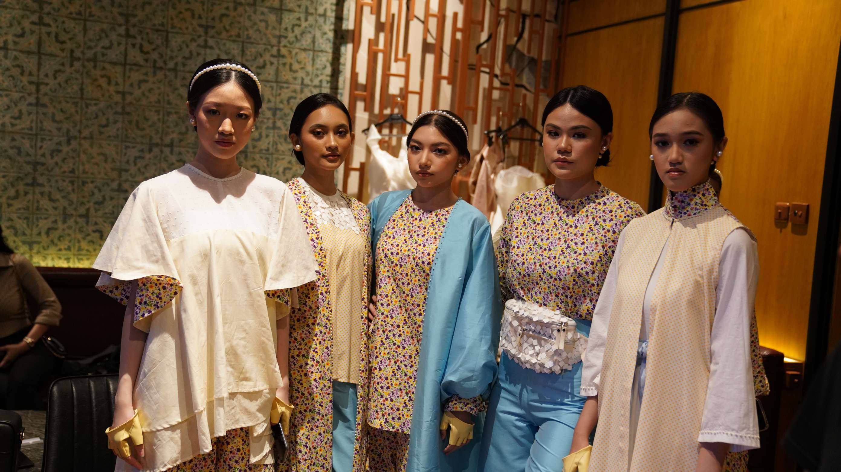 Pengaplikasian makeup malam elegan pada model oleh KLT New. (Foto: dokumentasi KLT)