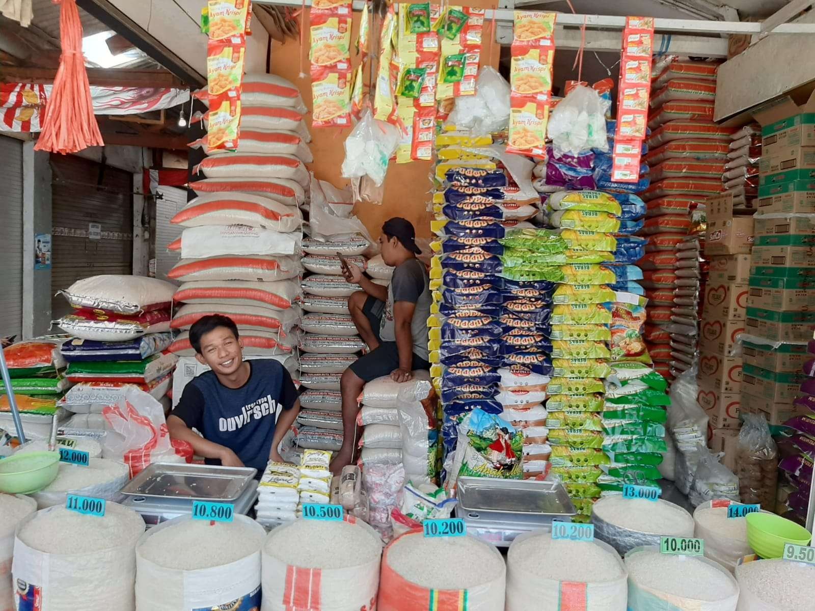 Kenaikan BBM mempengaruhi harga bahan pokok di Pasar Pagesangan, Surabaya. (Foto: Riskylia/Ngopibareng.id)