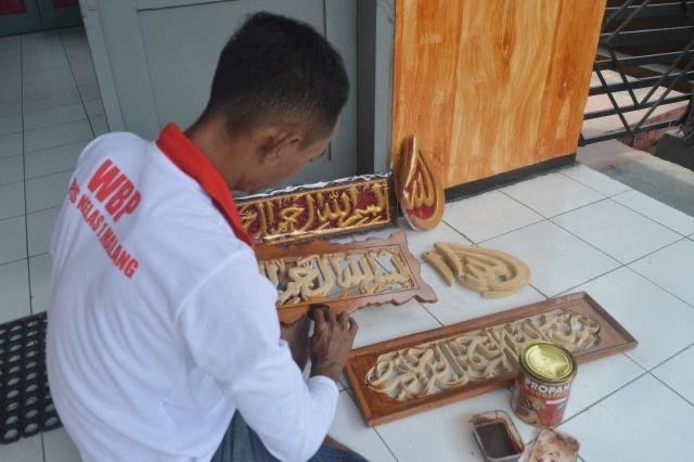 Narapidana Lapas Kelas 1 Lowokwaru, Malang, Sunardi saat membuat ukiran kaligrafi. (Foto: Lapas Kelas 1 Lowokwaru)