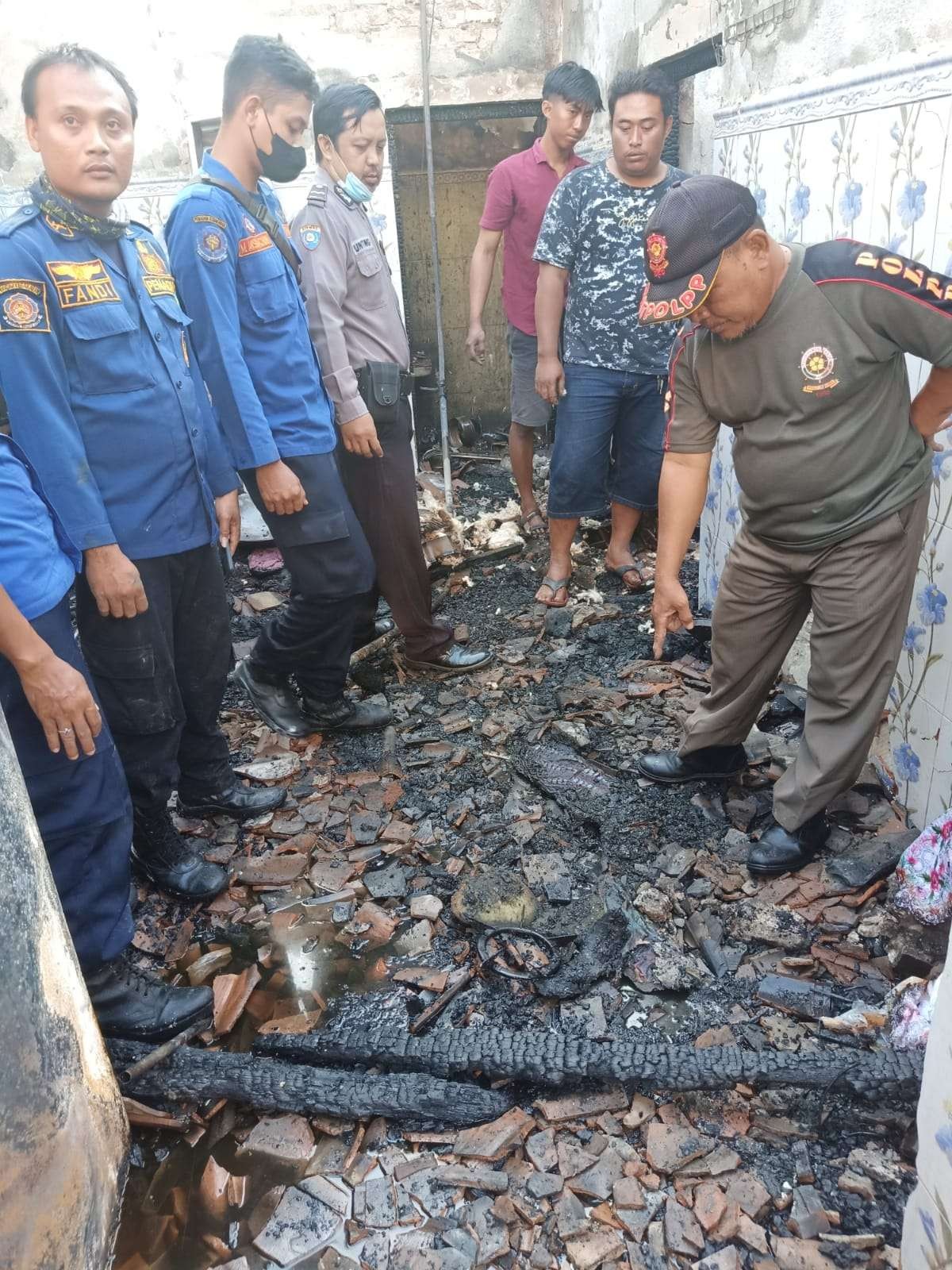 Anggota Polsek dan Koramil serta pihak kecamatan sedang mendatangi lokasi kebakaran. (Foto: Istimewa)