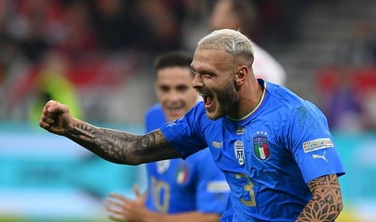 Ekspresi Federico Dimarco usai mencetak gol kedua Italia ke gawang Hungaria. (Foto: Twitter/@Azzuri)