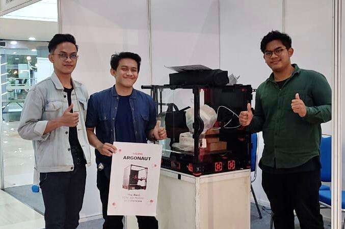 Tim Tridiku Argonaut ITS saat menunjukkan inovasi printer 3D untuk menjawab kebutuhan industri kreatif. (Foto: Dokumentasi ITS)