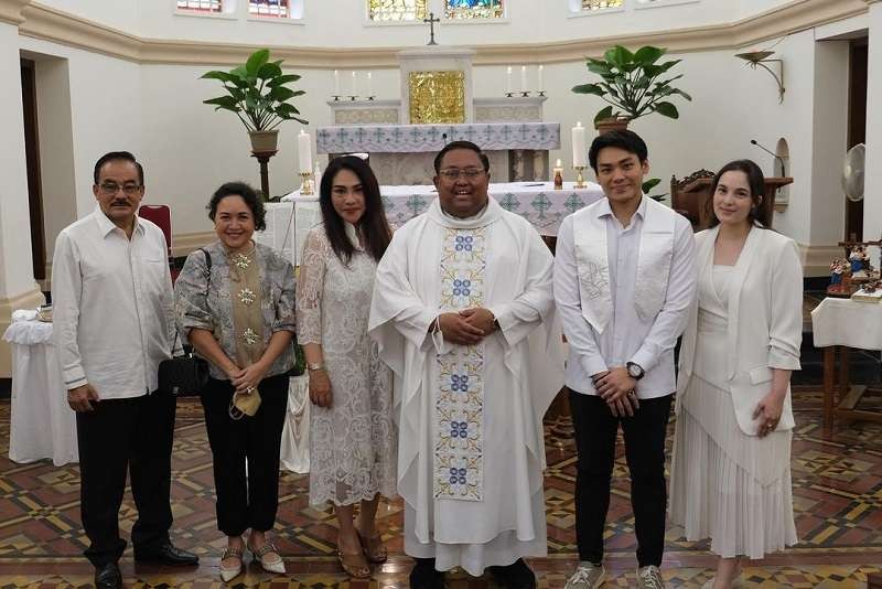 Rob Clinton Kardinal ditemani pacarnya, artis cantik Chelsea Islan, saat dibaptis serta didampingi keluarganya. (Foto: Instagram @robchelseaislan)