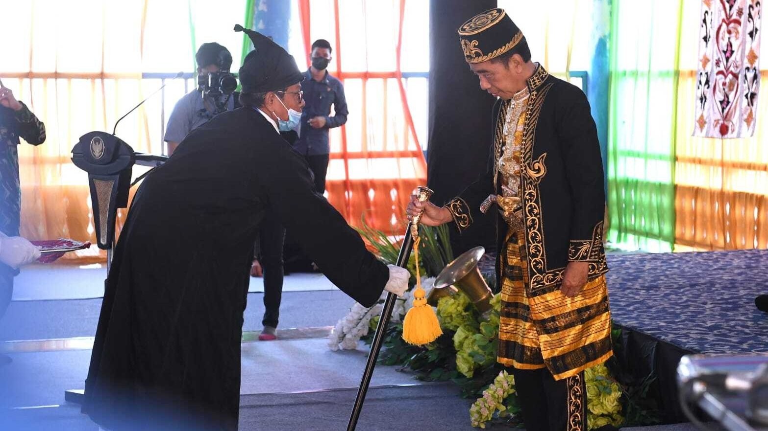 Proses penganugerahan Gelar Kehormatan Adat Kesultanan Buton kepada Presiden Jokowi, La Ode Muhammad Lakina Bhawaangi yi Nusantara, di Baruga Keraton Kesultanan Buton, Kota Baubau, Provinsi Sulawesi Tenggara, Selasa 27 September 2022. (Foto: BPMI Setpres/Kris)