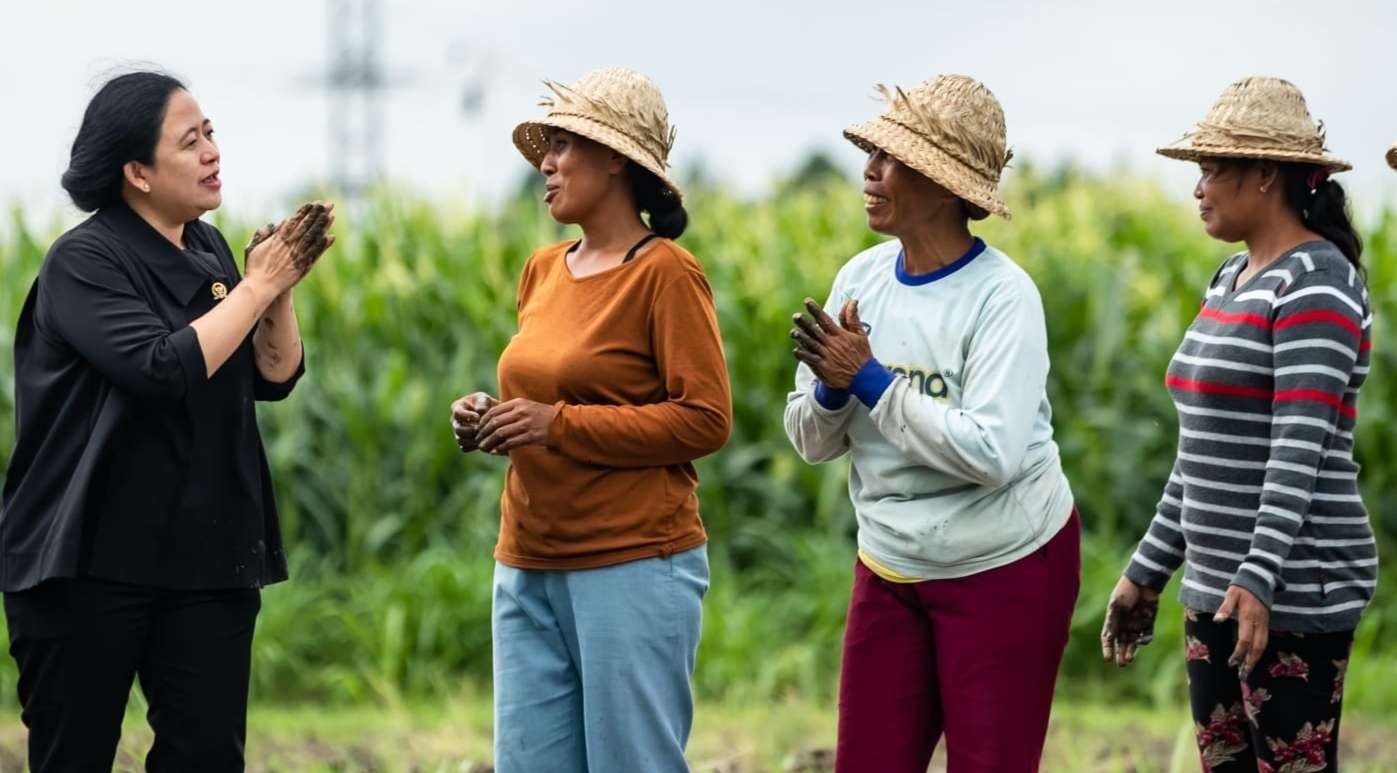 Ketua DPR RI Puan Maharani menyapa petani di Pantai Pendawa, Badung, Bali setelan ikut turun ke sawah. (Foto: Puan Media Center )