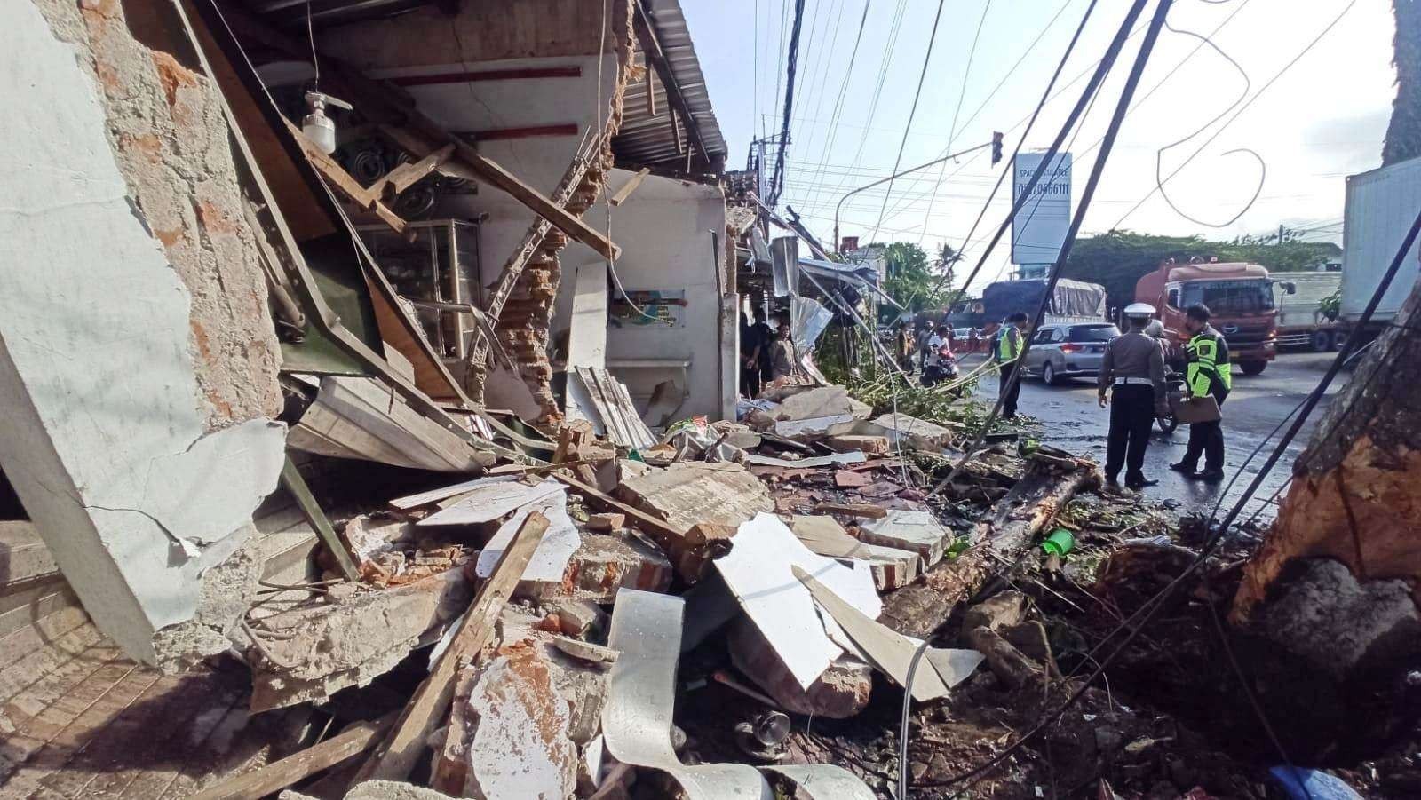 Bangunan warung tempat Rahayu berjualan pecel hancur akibat diseruduk truk BBM pada Minggu, 25 September 2022 lalu. Akibat kejadian ini, Rahayu meninggal dunia di lokasi kejadian. (Foto: Muh. Hujaini/Ngopibareng.id)