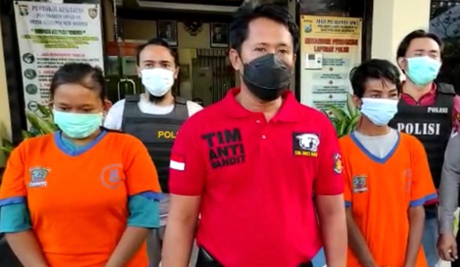 Sepasang kekasih kompak jadi pelaku pencurian sepeda motor di Jalan Bayu Urip Kidul, Surabaya. (Foto: Polsek Sawahan)