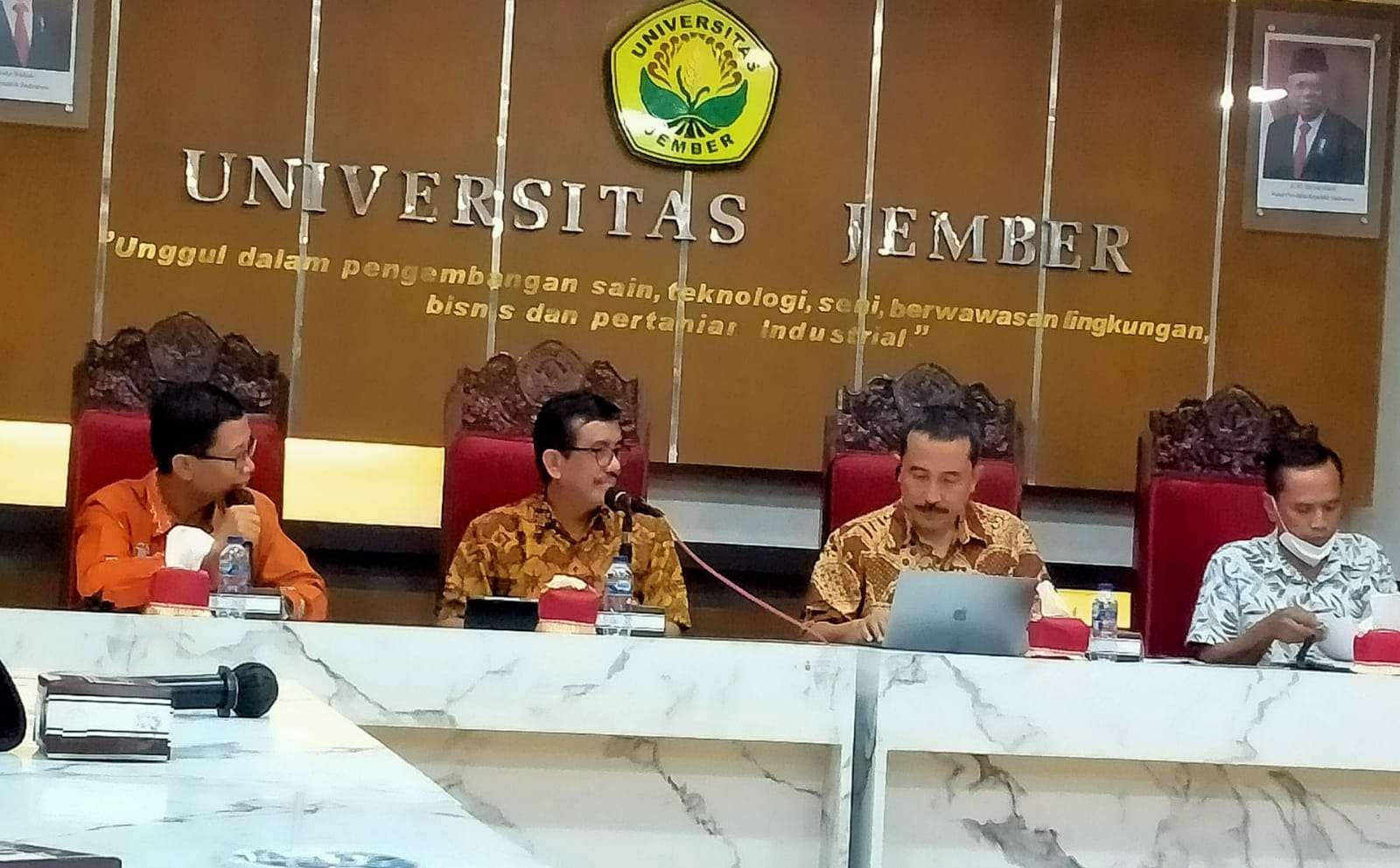 Wakil Rektor I Unej bersama Wakil Koordinator Bidang Humas Universitas Jember Rokhmad Hidayanto saat memaparkan pembentukan tim investigasi beberapa waktu lalu (Foto: Rusdi/Ngopibareng.id)