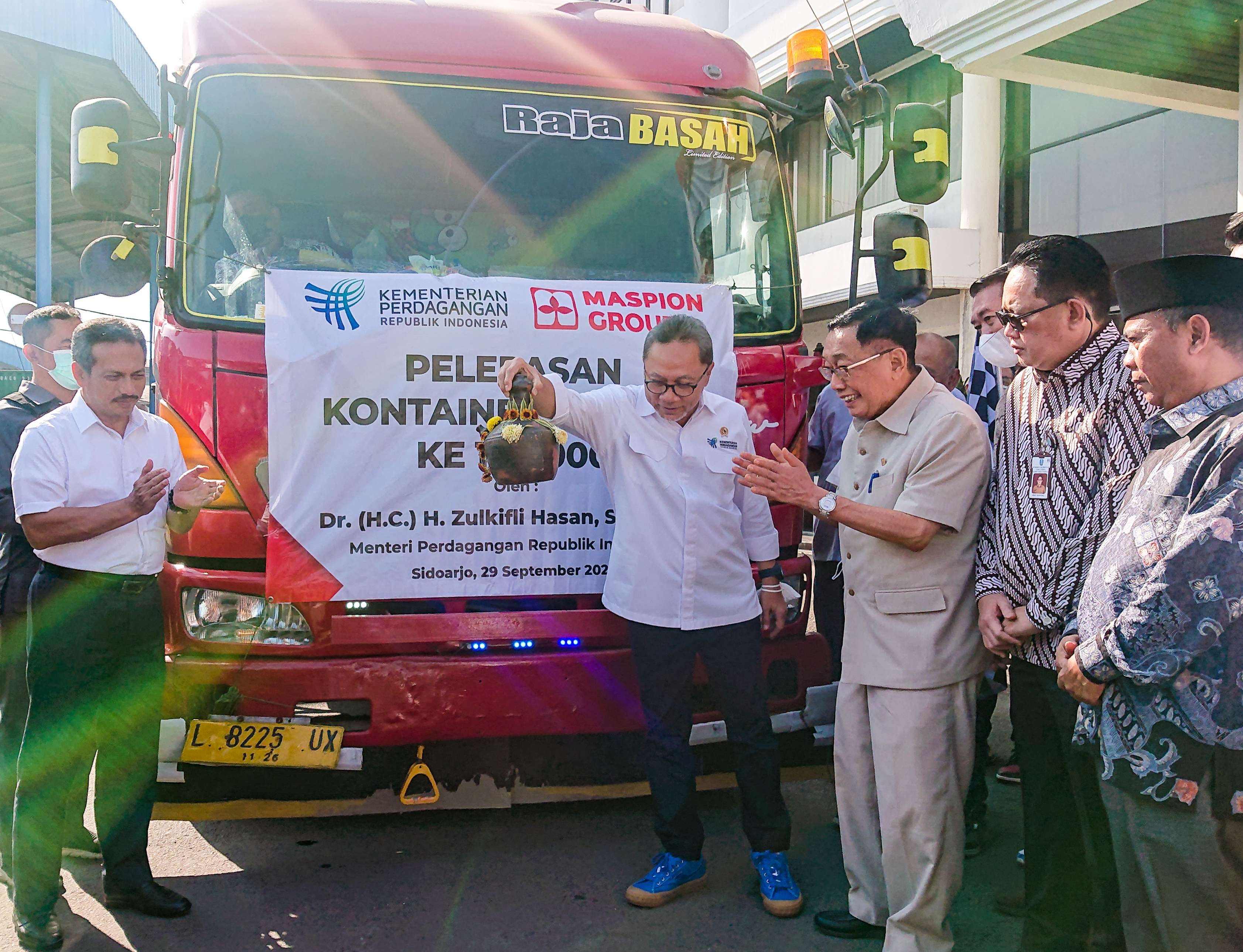 Mendag Zulkifli Hasan memecahkan kendi simbol pelepasan (Foto: Aini/Ngopibareng.id)