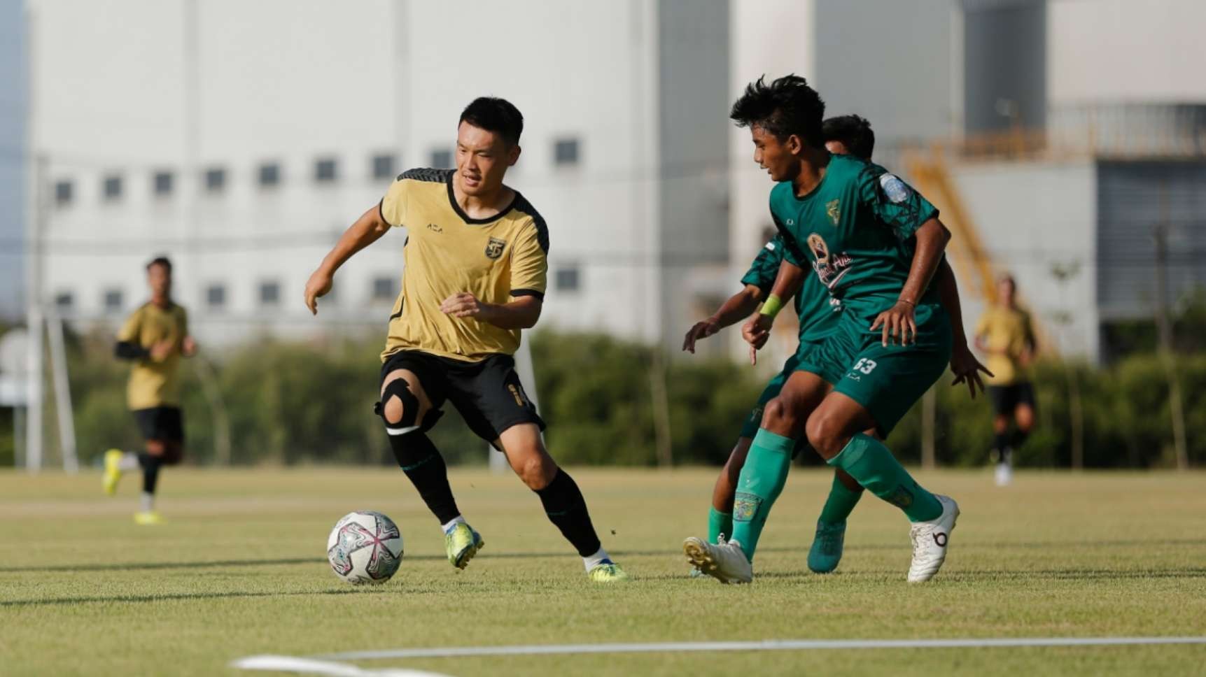 Pemain Persebaya, Sho Yamamoto (kiri) dalam laga uji coba melawan Persebaya U-20 di Lapangan A B C Kompleks Stadion Gelora Bung Tomo, Surabaya, Rabu 28 September 2022. (Foto: Fariz Yarbo/Ngopibareng.id)