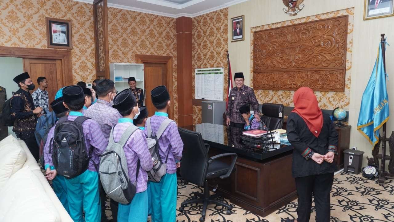 Siswa SD Islam Raudlah, Miru saat di ruang Wakil Bupati Lamongan (Foto: Dokumen Prokopim)