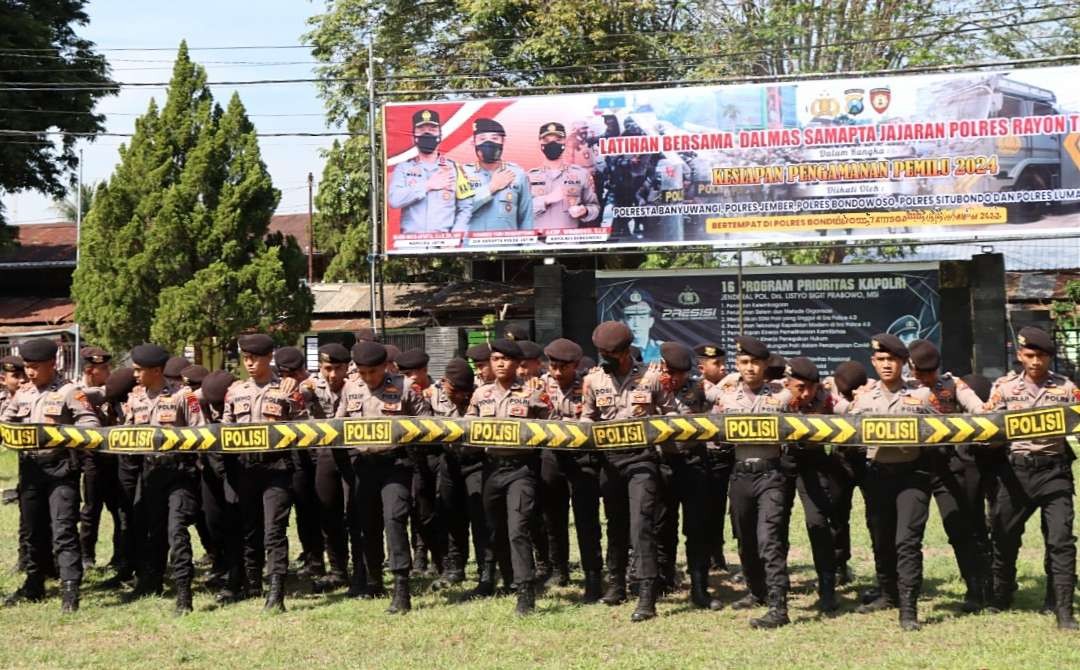 Ratusan bintara baru bertugas di Polres Bondowoso, Banyuwangi, Jember, dan Lumajang latihan gabungan dalmas terpadu di Mapolres Bondowoso. (Foto: Guidi Saphan/Ngopibareng.id)