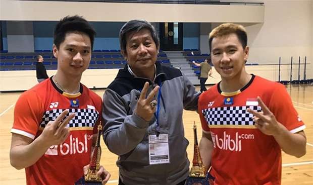 Kevin Sanjaya (kiri) dan pelatihnya, Herry IP sudah berdamai. Ia pun sudah latihan bersama pasangannya, Marcus Gideon. (Foto: Twitter BadmintonINA)