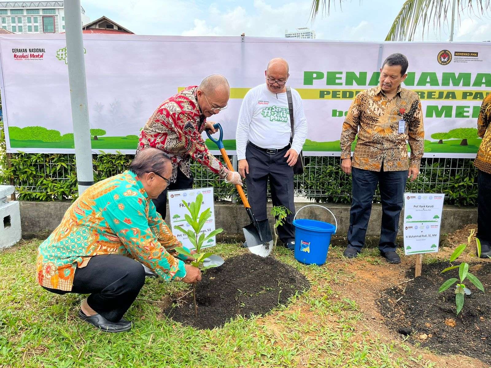 Aksi menanam 10 juta di GPIB Immanuel Setraya di Batu Ampar, Batam. (Foto: Dokumentasi Menko PMK)