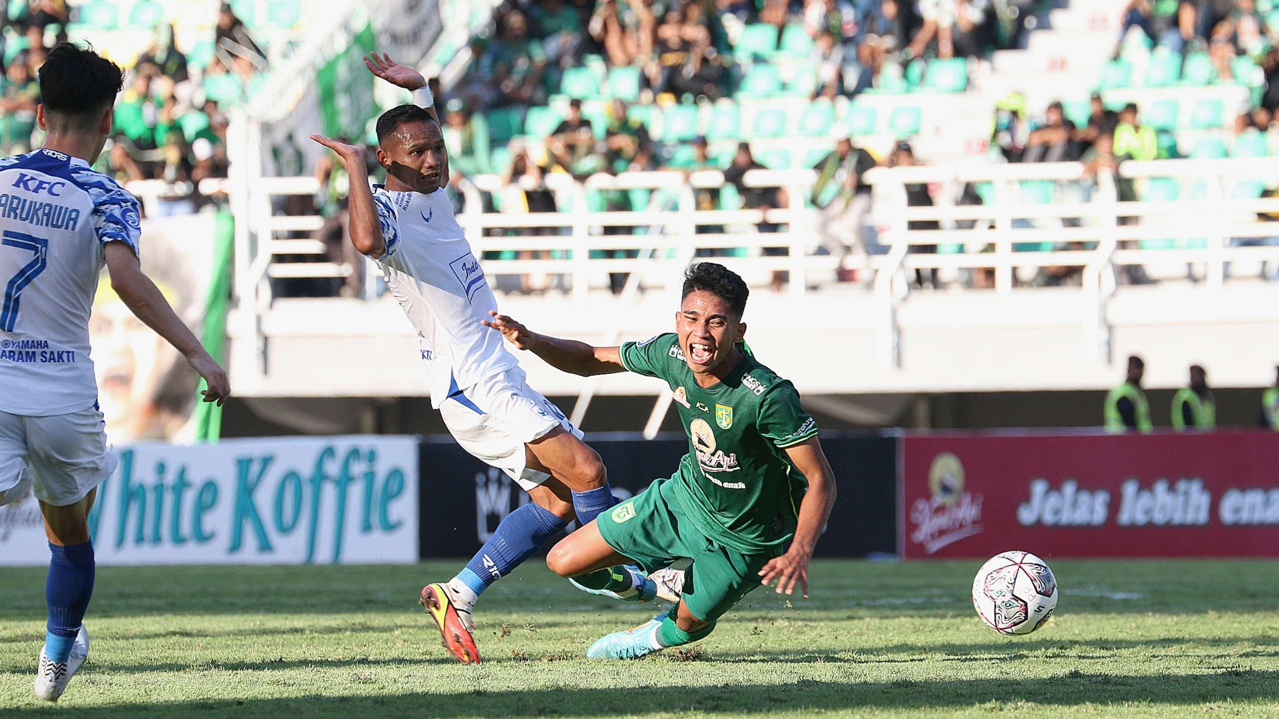 Pemain Persebaya, Marselino Ferdinan (tengah) siap dipasang melawan Arema di derby klasik. (Foto: Fariz Yarbo/Ngopibareng.id)