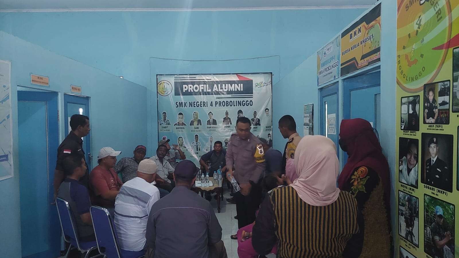 Sejumlah wali murid saat berunding dengan pihak SMKN 4 Kota Probolinggo terkait perundungan siswa. (Foto: Ikhsan Mahmudi/Ngopibareng.id)