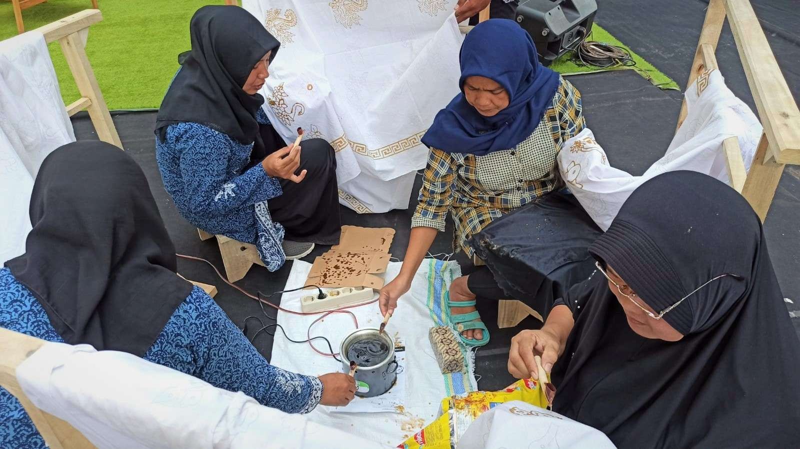 Sejumlah warga Banyuwangi mengikuti workshop batik. (Foto: Muh Hujaini/Ngopibareng.id)