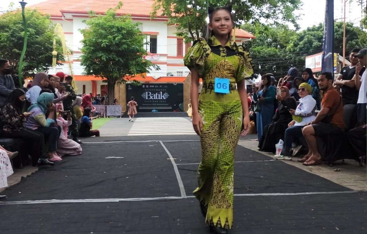 Salah seorang model melenggak-lenggok di pedestrian yang disulap menjadi catwalk. (Foto: Muh Hujaini/ngopibareng.id)