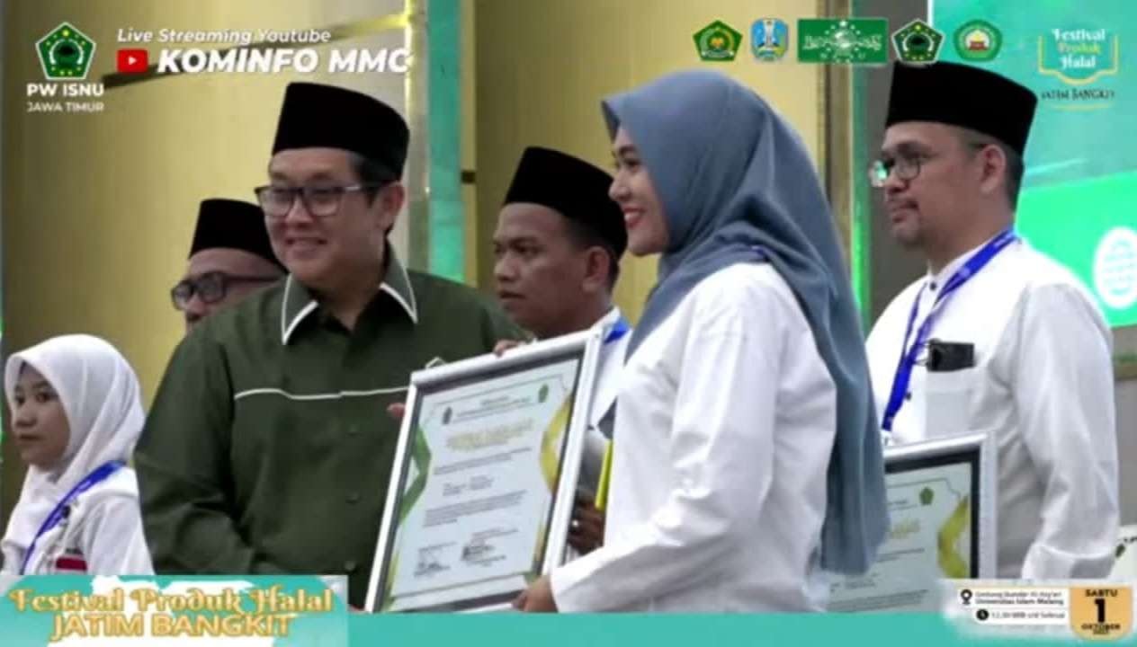 Pemberian sertifikasi halal dari ISNU kepada perwakilan 100 UMK yang mendapat pendampingan PPH secara gratis. (Foto:ISNU jatim)