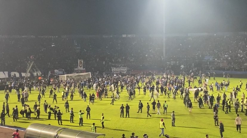 Bentrok antara Aremania dengan aparat keamanan di Stadion Kanjuruhan, Malang (Foto: Lalu Theo/ngopibareng.id)