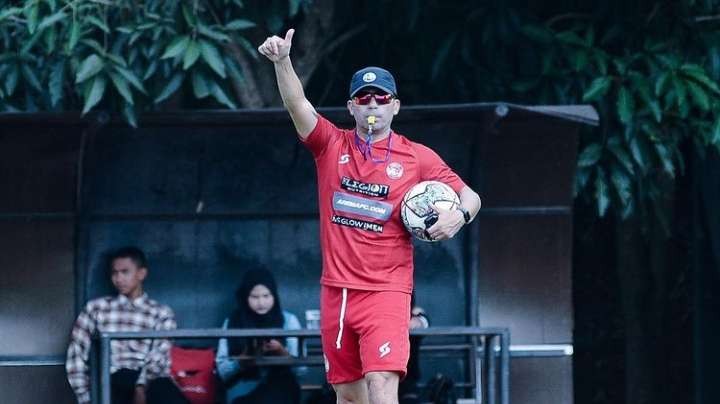 Pelatih Kepala Arema FC, Javier Roca saat memimpin latihan tim di Lapangan Universitas Brawijaya (Foto: Instagram:@aremafcofficial)