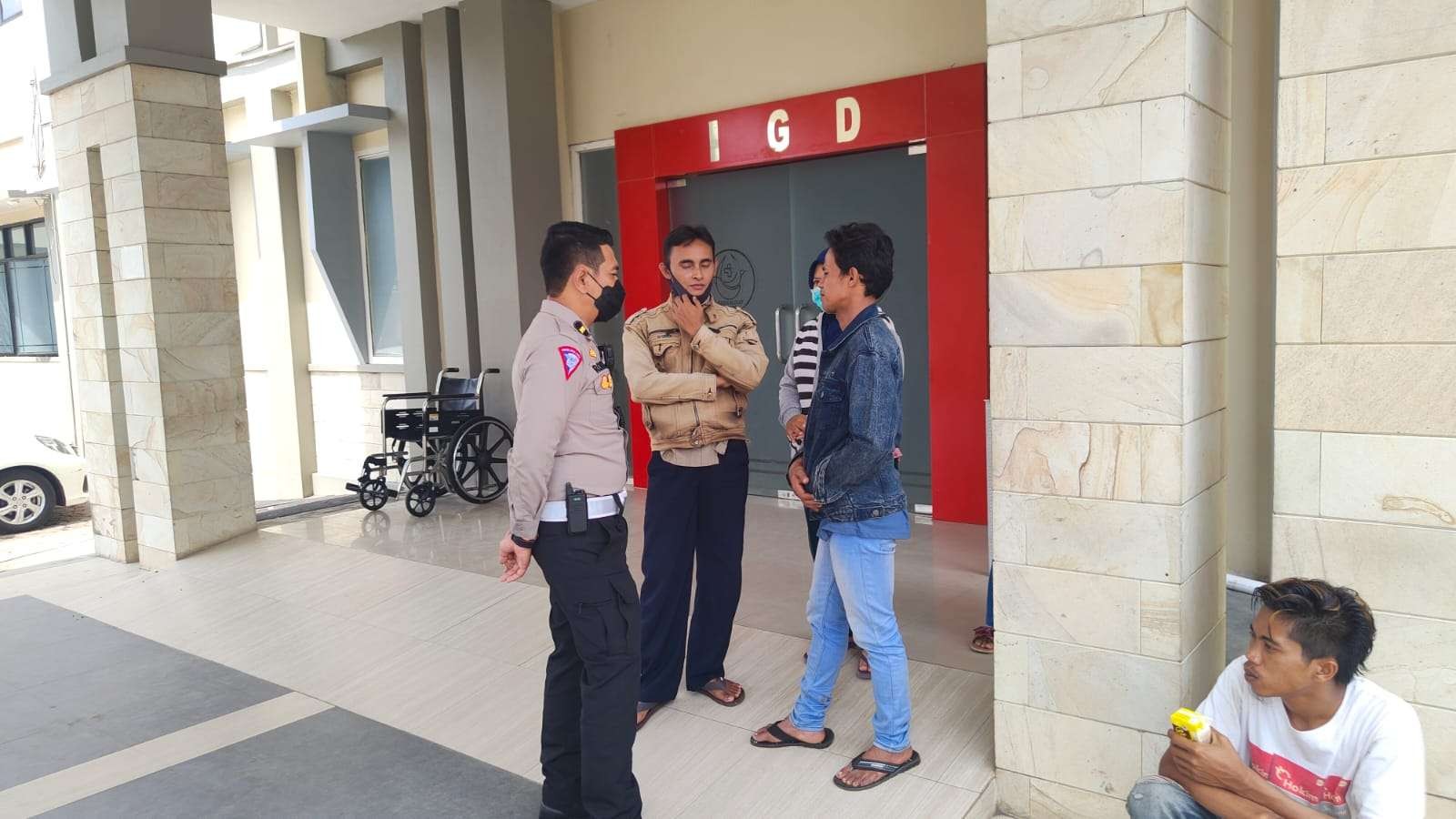 Polisi bersama anggota keluarga korban sedang menunggu di IGD (Foto: Dok Satsamapta Polres Jember)