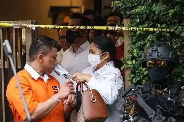 Ferdy Sambo dan Putri Candrawathi saat rekonstruksi di rumahnya di kawasan Duren Tiga Barat, Jakarta Selatan pada  Selasa 30 Agustus 2022. (Foto: Antara)