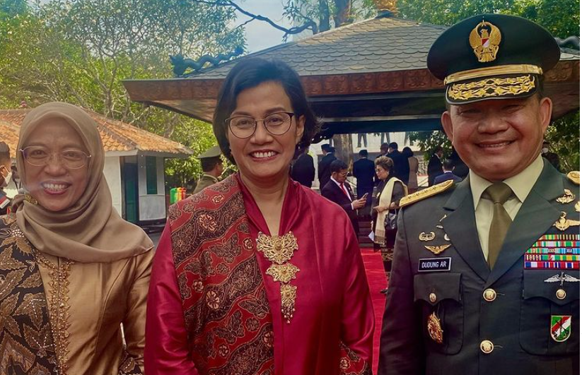 Menteri Keuangan Sri Mulyani Indrawati bersama Kepala Staf Angkatan Darat (KSAD) Jenderal Dudung Abdurachman, bertemu di Lubang Buaya. (Foto: Instagram)