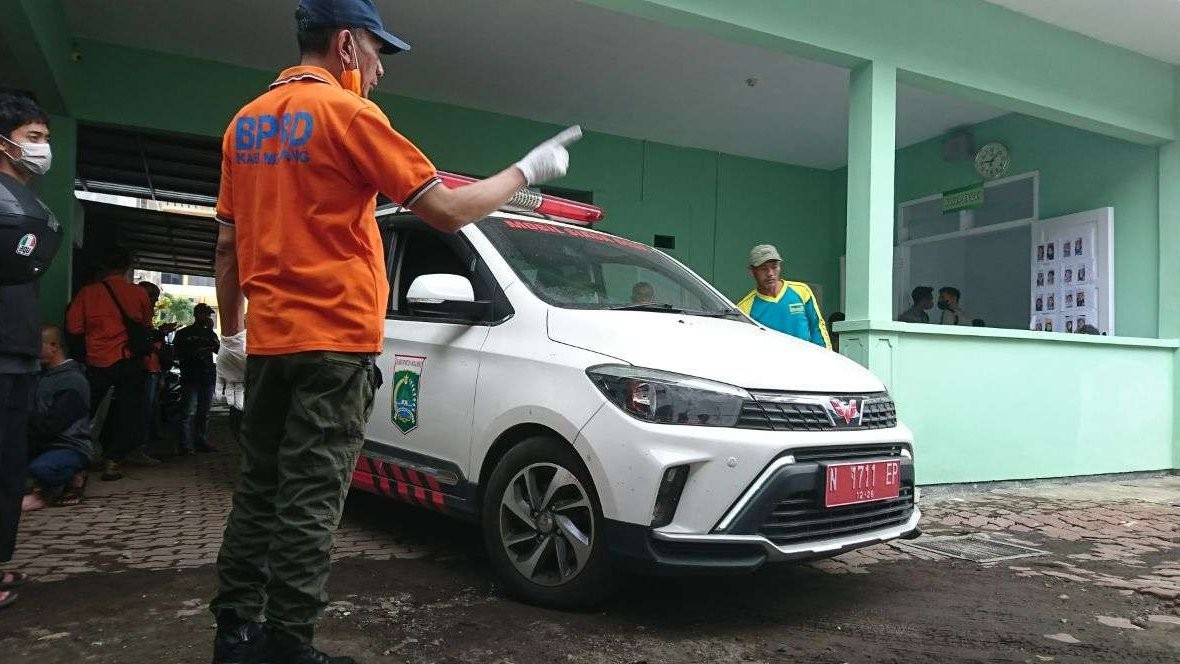 Situasi di depan kamar jenazah RSUD Kanjuruhan Kabupaten Malang. Sebanyak 16 jenazah belum teridentifikasi di rumah sakit ini. (Foto: Dyah Ayu Pitaloka/Ngopibareng.id)