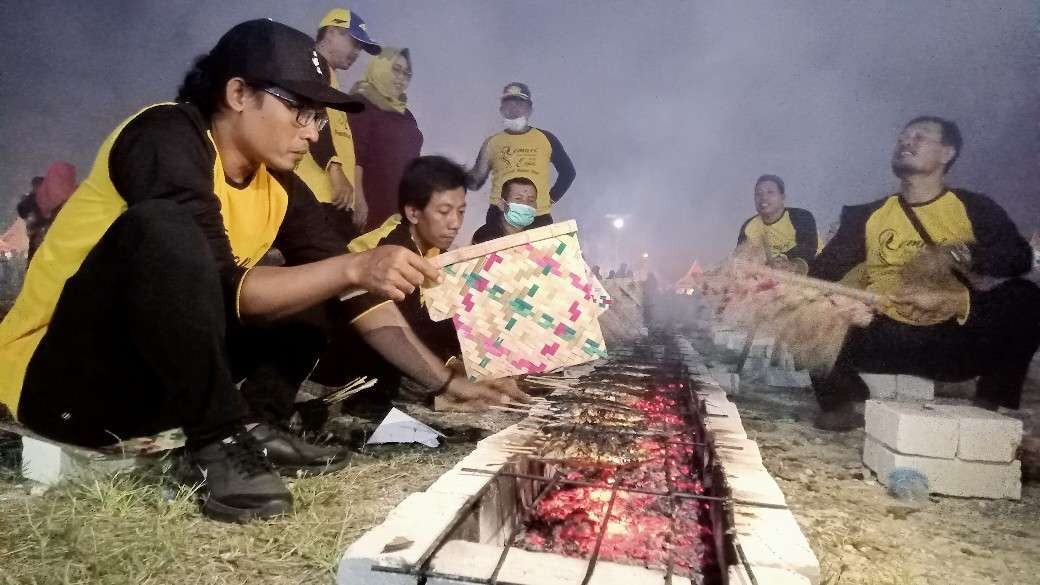 Peserta bakar ikan massal di Desa Beji, Kecamatan Jenu, Tuban melakukan proses pembakaran ikan (Foto: Khoirul Huda/Ngopibareng.id)