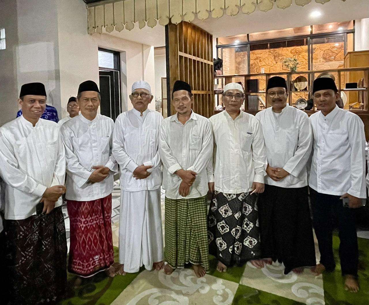 KH Ahmad Mustofa Bisri bersama Gus Baha', Gus Yahya, Gus Ipul, serta KH Ahmad Said Astori dan Amin Said Husni di Ponpes Raudlatut Thalibin Rembang, saat Haul Masyayikh. (Foto:arif afandi/Ngopi bareng. I'd)