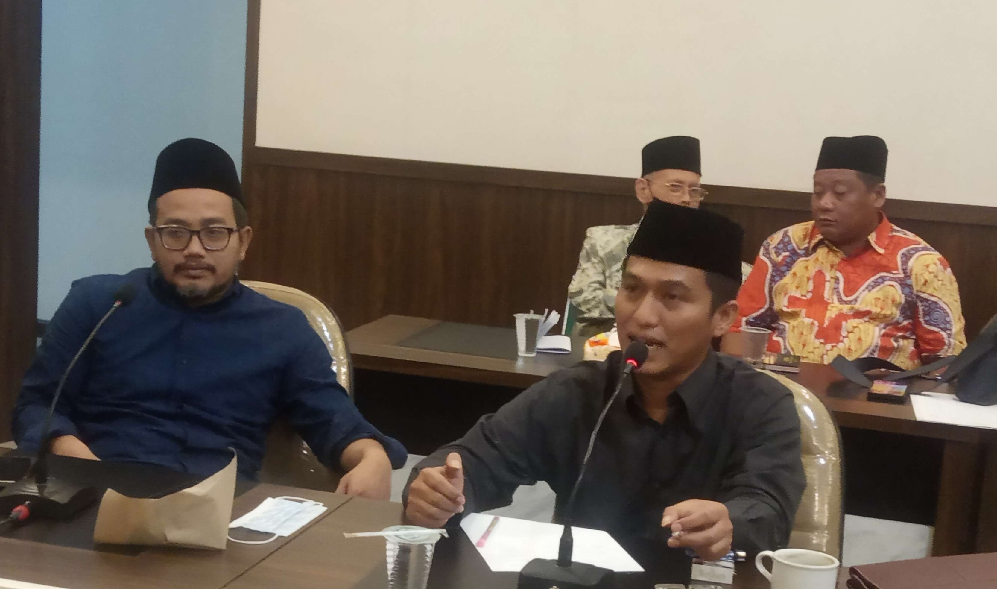 Teks foto:  KH Abdussalam Shohib, Wakil Ketua PWNU Jawa Timur (kiri) bersama Gus Robith Fuadi, wakil Sekretaris PWNU Jatim. (Foto:riadi/Ngopibareng.id)