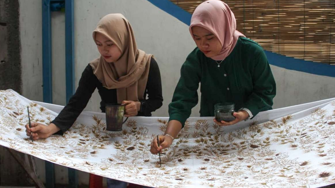 Perajin batik traditional di Sidoarjo sedang berkarya. (Foto: Aini Arifin/Ngopibareng.id)