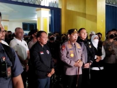 Kapolri Jenderal Listyo Sigit Prabowo saat berada di Stadion Kanjuruhan, Kabupaten Malang, Jawa Timur. (Foto: Lalu Theo/Ngopibareng.id)