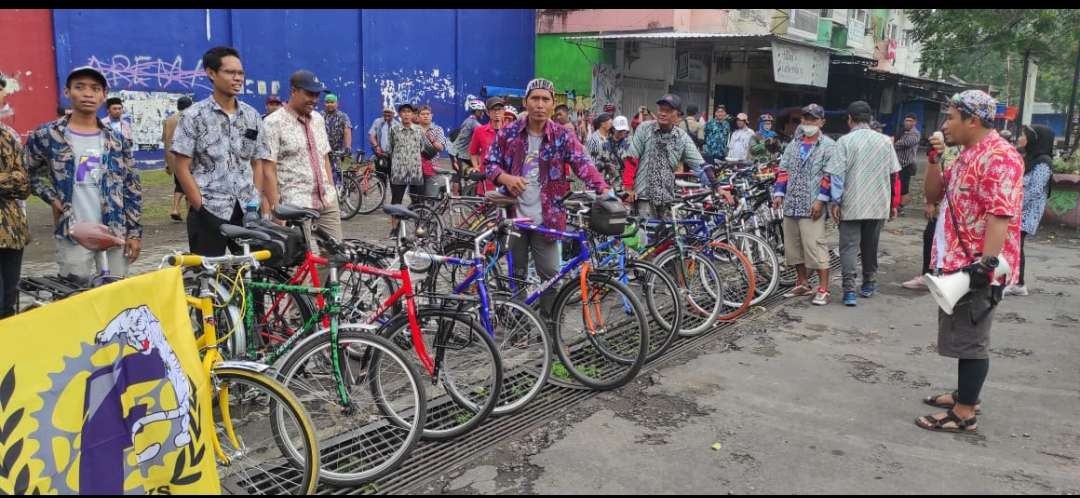 Komunitas pesepada Federal Kota Kediri gelar gowes bareng dengan berbaju batik. (Foto: Fendi Lesmana/Ngopibareng.id)