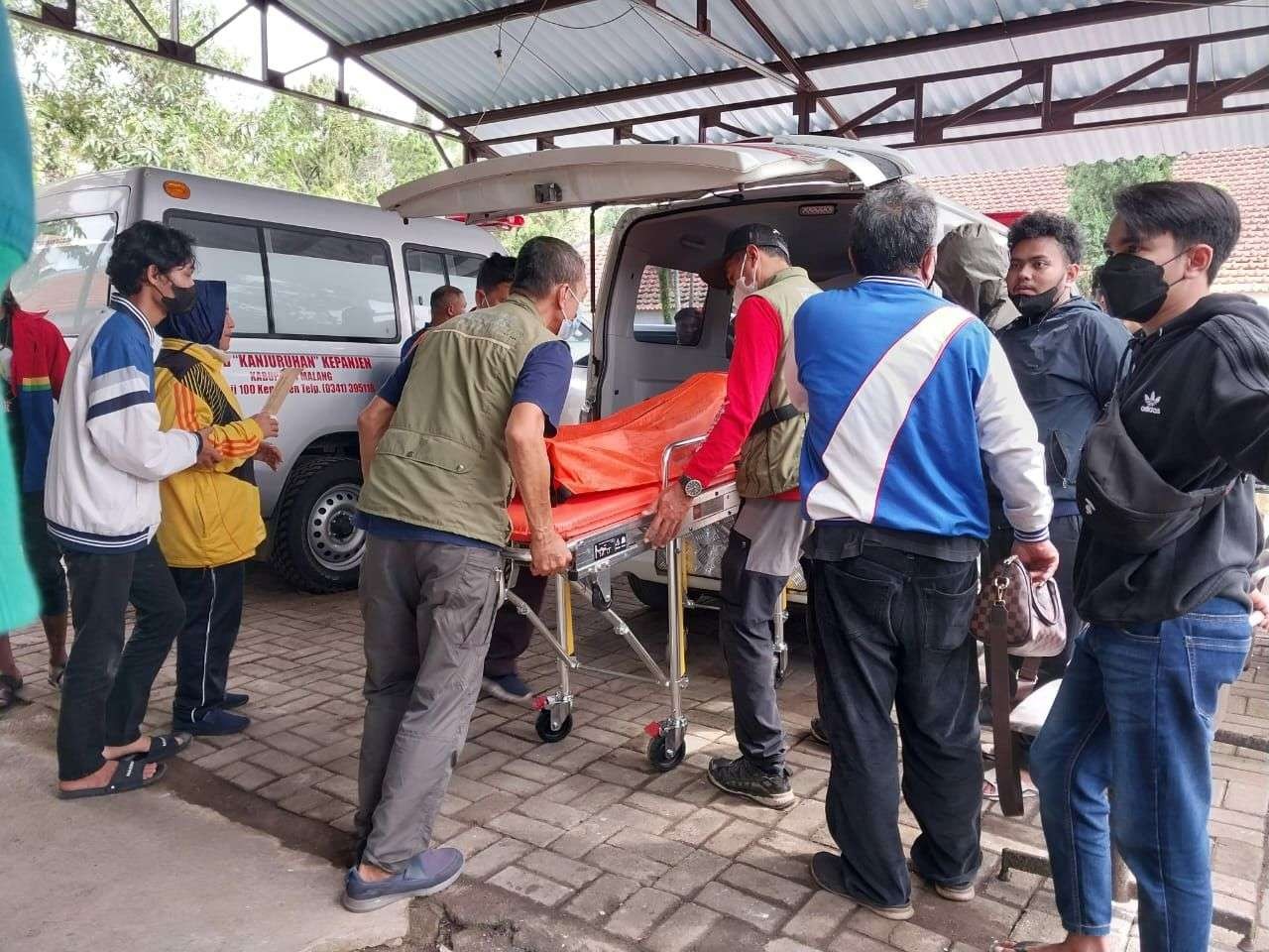 Jenazah suporter Arema korban kerusuhan laga Arema Vs Persebaya di RSUD Stadion Kanjuruhan, ketika hendak dipulangkan. (Foto: Dyah Ayu Pitaloka/Ngopibareng.id)