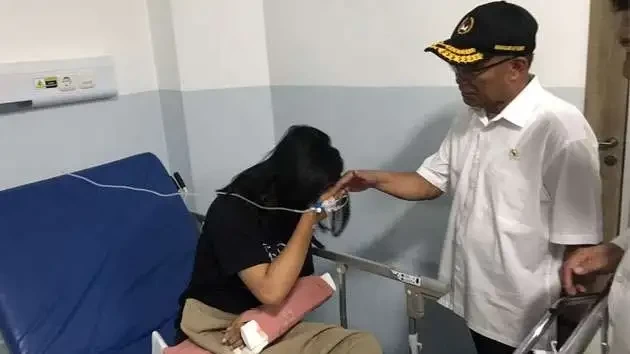 Menteri Koordinator Bidang Pembangunan Manusia dan Kebudayaan Muhadjir Effendy saat menjenguk salah satu korban. Dia menyebut jumlah korban tewas akibat tragedi Satdion Kanjuruhan Malang bertambah menjadi 130 orang. (Foto: Istimewa)