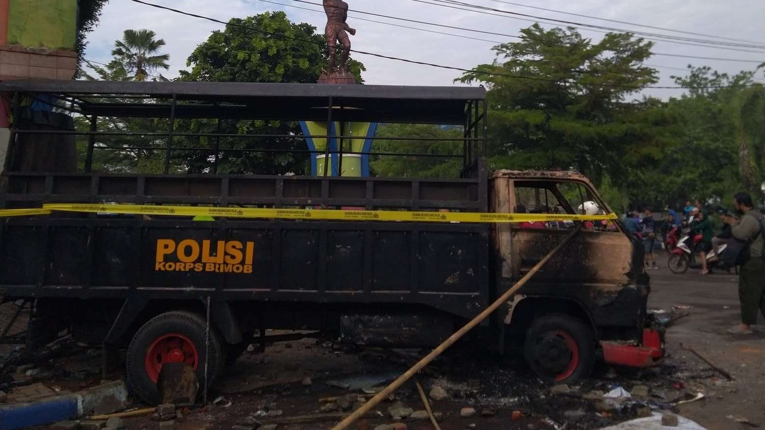 Truk milik polisi menjadi sasaran amuk massa dalam tragedi di Stadion Kanjuruhan, Malang. (Foto: Twitter @njombie)